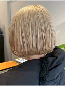 ギネス(Giness) ホワイトグレージュぱつっと感が可愛いミニボブ×ミルクティーベ