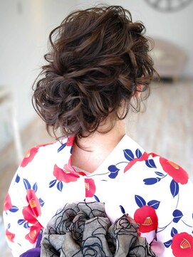 ゲッカビジン(GEKKABIJIN) ニュアンスで引き出したルーズなサイドアップ