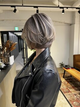 メリー オオサカ(Merly Osaka) クールでかっこいいshort balayage_smoky white ash_