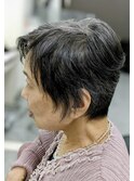 グレーヘアのショートカット
