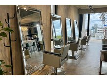 ヘアーリビング 730 宜野湾の雰囲気（店内は広々ゆとりを持って4席ご用意しております。）