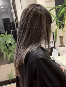 ゼウス(Zeus.) 海外ヘアーハッシュカットレイヤーカット