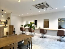 ムイ(muy)の雰囲気（こだわりのシンプルなセット面、しっかりとした椅子で座り心地◎）