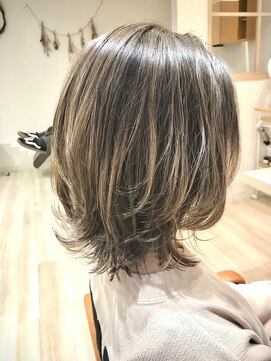 マリーナヘアー(marina hair) ハイライト　ホワイトアッシュ　ミディスタイル
