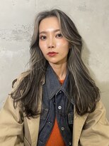 筋感のある細めハイライト外国人風オフィスで浮かないハイライト
