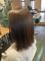 ヴィヴ(Vive) 切りっぱなし×ツヤ感ベージュ