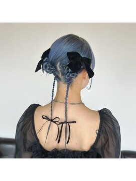 アパートメントヘアー ブルータイトアレンジ三つ編みリボンデザインカラー