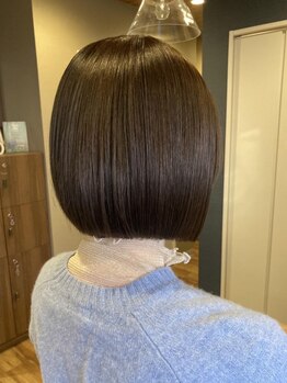 ヴァロ(Valo)の写真/【岡町/豊中】クセを抑えて自然なツヤ感と潤いを☆広がりやすい髪・ボリュームを抑え柔らかストレートに♪