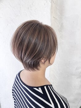シロ(Shiro)の写真/「隠す」から「魅せる」白髪染めへ。普通の白髪染め～ブリーチハイライトまで、なりたいを叶えます。