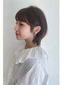 くびれ巻きモカベージュカラーひし形ショートボブカット耳掛け
