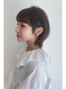 ノノリリ(NONORIRI) くびれ巻きモカベージュカラーひし形ショートボブカット耳掛け