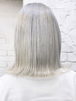 アイティーバイアルバム 北千住店(IT by ALBUM) ホワイトブロンド似合わせカットウェーブミディアム_ba406371