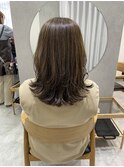 レイヤーカット×くすみベージュカラー