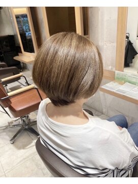 ビアンコ カーロ(Bianco caro) ショート/明るい白髪染め