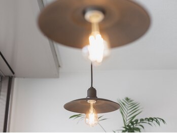 リルノーティス(Lil notice)の写真/周りを気にせずゆったりと寛げるカフェのようなリラックス空間で理想のショートカットを実現します！