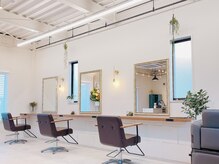 エイチ ヘアアンドメイク(eich hair&make)の雰囲気（【カットスペース】明るく、植物もあり、居心地の良い空間です）