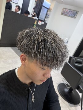 イーラ アメ村店(era) メンズパーマホワイトメッシュツイスパマッシュ