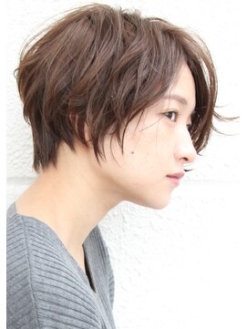 レウナ 外苑前(Reuna) 黒髪でも決まる大人ニュアンスショート　20代３０代４０代