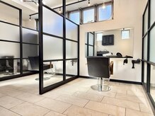 本物の石で造られた上質半個室サロン空間"5Noble ct."