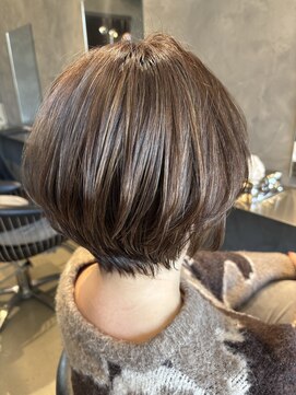 ユウシヘアー(Yushi Hair) 白髪ぼかしのハイライトとショート