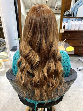 フツーロ 栄(FUTURO) ＃ブラウン＃艶髪＃巻き髪