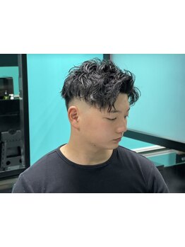 人気のbarberスタイル/フェード/ツイスト・スパイラルパーマでどこよりも満足させる。最高のスタイルを提案