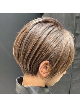 ジ エクト ヴィシア 心斎橋店(The Ect VIXIA) ショートカット 30代ショート ハンサムショート 白髪ぼかし
