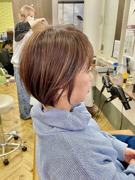 丸みショートに糸ハイライトが可愛い。