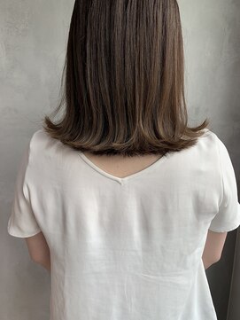 キチ(kichi.) [kichi.] くすみベージュ×切りっぱなしロブ