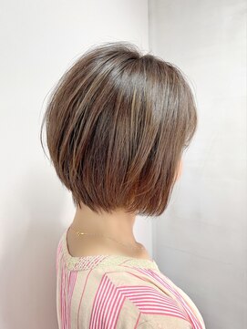ルーファス メグロ(Ruufus Meguro) 30代40代50代白髪ぼかしハイライト大人かわいいショート202409