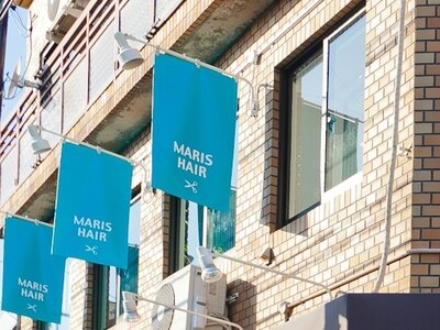 “MARIS HAIR”ロゴ入りの旗が目印