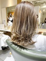 ネオリーブカフ 鶴ヶ峰店(Neolive caff)&nbsp;ハイトーン　グレージュ　レイヤーミディアム　くびれ　外ハネ