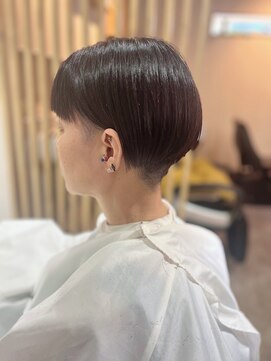 サイドツーブロック×襟足刈り上げ前下がりボブ