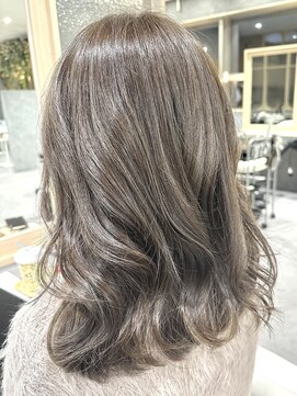 ラベルムバイエーケー(La Belleme by AK) 白髪ぼかしハイライト/フェミニンカラー