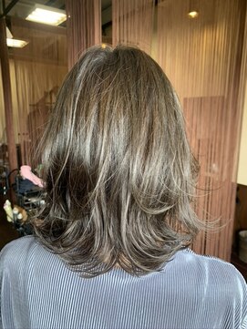 ヘアーエヌプラス (HAIR N+) ミディアムボブ外ハネ巻き&ミックス巻き5 グレーベージュ
