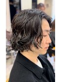 大人の波巻きスパイラルパーマミディアムロングメンズカットヘア