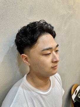 ドッグス 柏(Dawgs) taperフェザーパーマ　サーフカール　刈り上げセンターパート