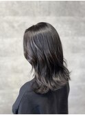 シンプルに暗髪グレージュ、外ハネミディアムレイヤー