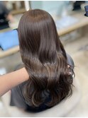 巻き髪も艶、ブラウンベージュ