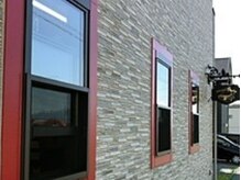 赤い窓枠の建物になります♪