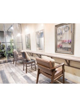 人目を気にせずリラックスできる3席のみのプライベート空間＊