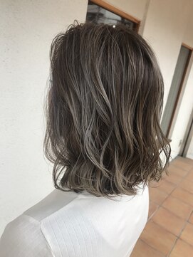ブライトヘアー(BRIGHT hair) モノトーングレージュ☆外ハネミディアム