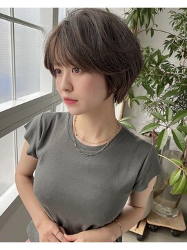 サードバイローラン(THiRD by ROULAND) 斜めバング小顔愛されショートシルキーベージュグレージュカラー