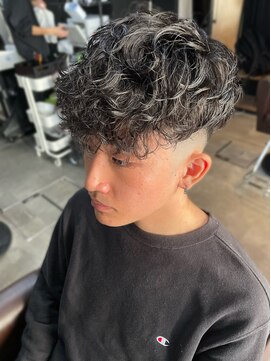 ワム(wom) スペインカール　スキンフェード