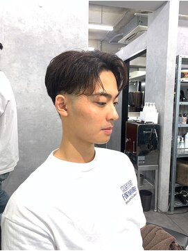 クロムトウキョウ ザ バーバー ネオン 新宿店(CHROM TOKYO the Barber ne/on) フェザーセンターパート