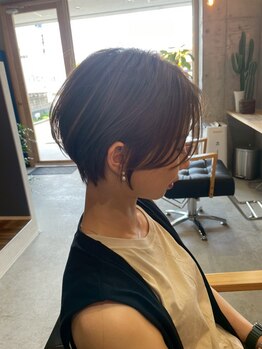 【オーダーメイドのデザイン提案】"シルエット"を引き立てるショート。骨格に沿ったラインで横顔も美しく―