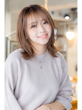 テイラー(Taylor) ［Taylor］☆大宮　ミルクティーベージュ×ゆるふわミディ