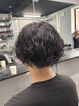 ガオプロデュースバイレボ(gao produced by revo) 波巻きパーマミディアムヘアスパイラルパーマメンズカット眉毛柏