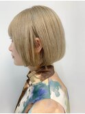 前下がりボブ、プラチナブロンド、ホワイトブリーチ
