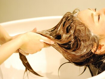 ケイズプラスカラン(HAIR AND MAKEUP K's PLUS calin)の写真/フルフラットのYUMEシャンプー台でリラックスしながらヘッドスパが楽しめる＊[カット+ヘッドスパ￥8,160]